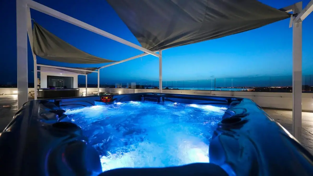 Beleuchteter Whirlpool neben den Pools von Boutique Apartments Blitz