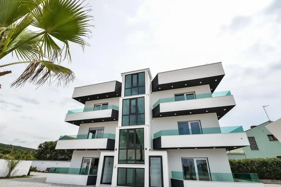 Fassade von Boutique Apartments Blitz, ein modernes Gebäude mit Balkonen und Palmen, in Bibinje, Kroatien